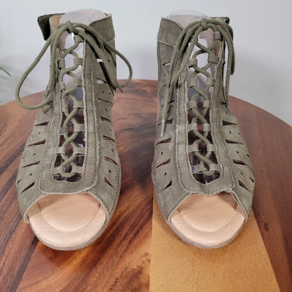 Earth Olive Green Leather Heeled Sandals Oerforated Design Lace up Size 9 D Wide